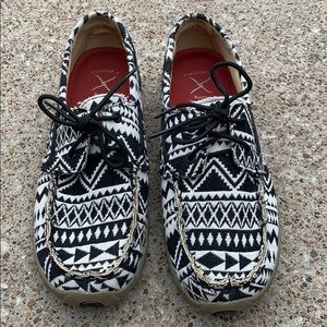 Woman’s twisted x shoes